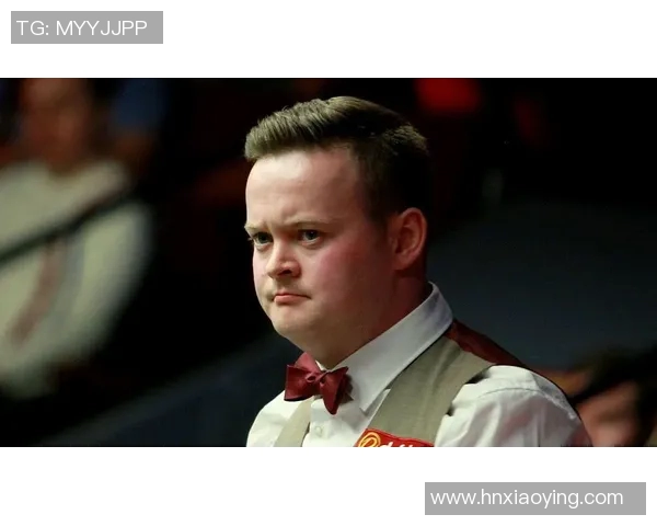 足球明星妻子突袭丈夫训练场查岗 引发网友热议与争议